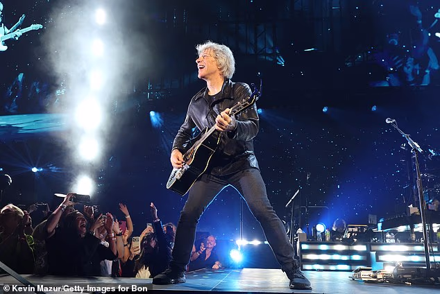 Bon Jovi oglasio se na Instagramu ranije ovog mjeseca uoči datuma otvaranja turneje, četiri godine nakon što je bio podvrgnut operaciji da popravi oštećenu glasnicu; viđeno u utorak u MSG-u