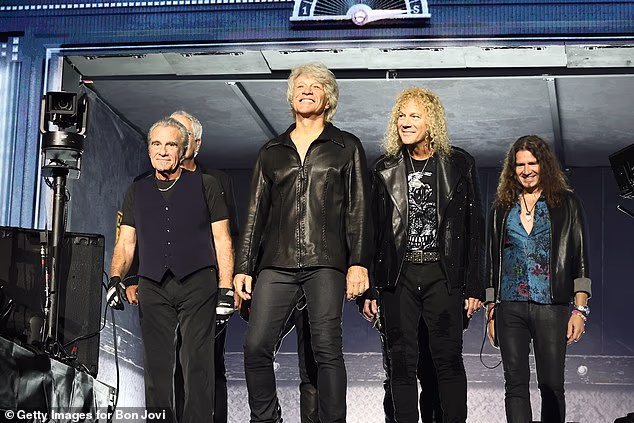 Bendova turneja Forever Tour službeno je započela 7. srpnja u Madison Square Gardenu, a posljednja večer na tom mjestu zakazana je za 26. srpnja; Bon Jovi viđen 7. srpnja s Ticom Torresom, Johnom Shanksom, Davidom Bryanom, Everettom Bradleyjem i Philom X