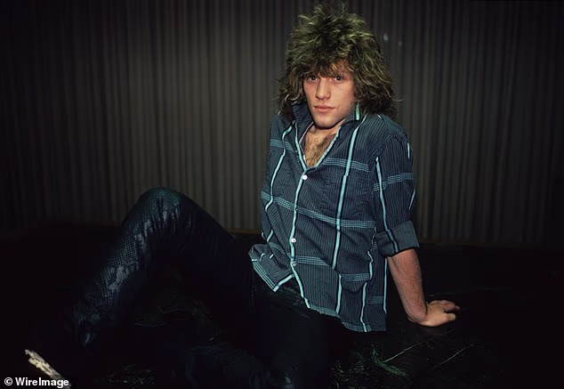 Bon Jovi je imao postupak medijalizacije glasnica (poznat i kao tiroplastika) u ljeto 2022.; viđen 1989. u New Yorku