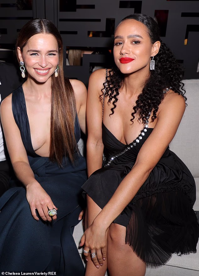 Emilia Clarke (lijevo) i Nathalie Emmanuel (desno) na After Partyju dodjele nagrada Emmy 2019. Kao savjetnica Daenerys Targaryen Missandei u Igri prijestolja, Nathalie se nosila sa zmajevima koji bljuju vatru