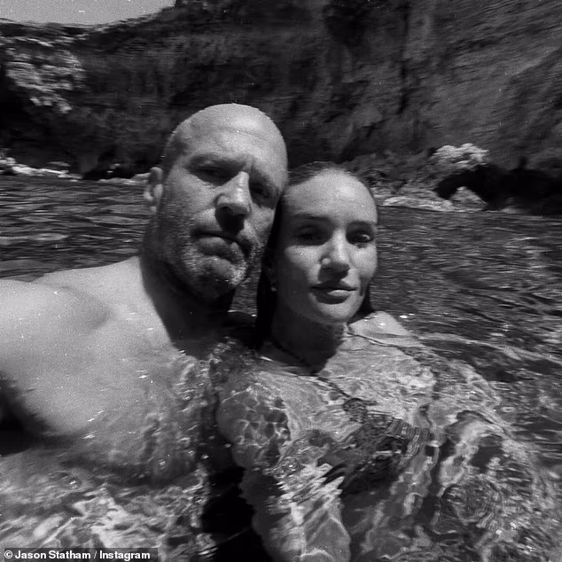 Na drugoj fotografiji, Jason bez majice pristajao je uz Rosie, koja je izgledala nevjerojatno u zelenom prugastom gornjem dijelu bikinija
