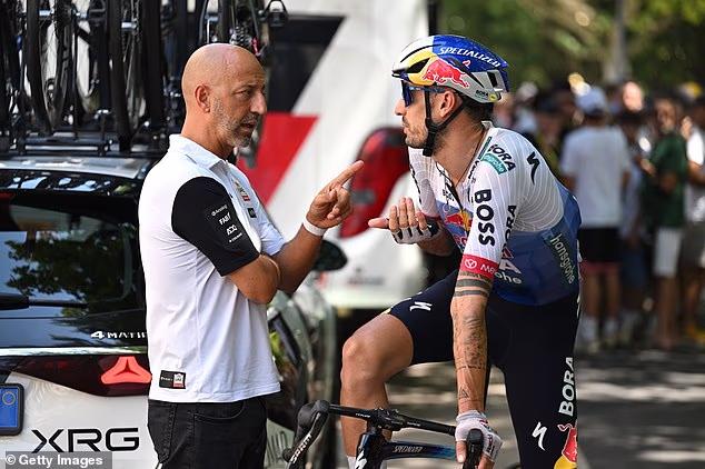Menadžer tima UAE Team Emirates-XRG Joxean Fernandez (lijevo), koji je vozio automobil u koji je Rubio udario, javno se ispričao za svoje postupke
