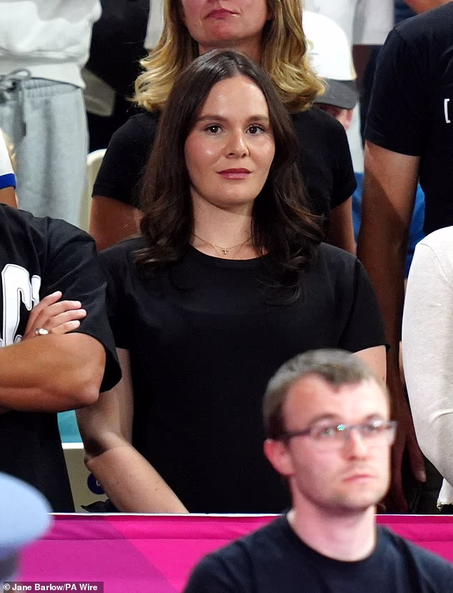 Stilizirajući svoje tamne pramenove, zvijezda je nosila blistavu paletu šminke i dodala jednostavnu ogrlicu s križem