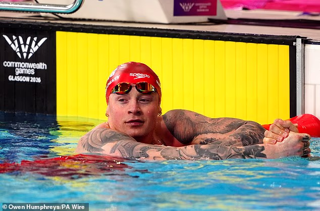 Adam, 31, sada nosi kapu za plivanje sa svojim bračnim prezimenom, Ramsay-Peaty