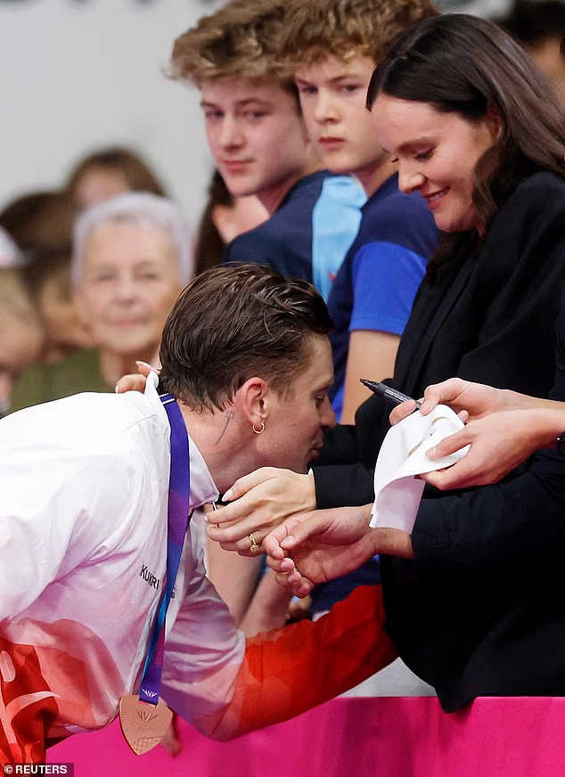 Adam Ramsay-Peaty zastao je kako bi zagrlio svoju trudnu suprugu Holly - kćer slavnog kuhara Gordona Ramsaya - prije nego što je poljubio njezin trudnički trbuh