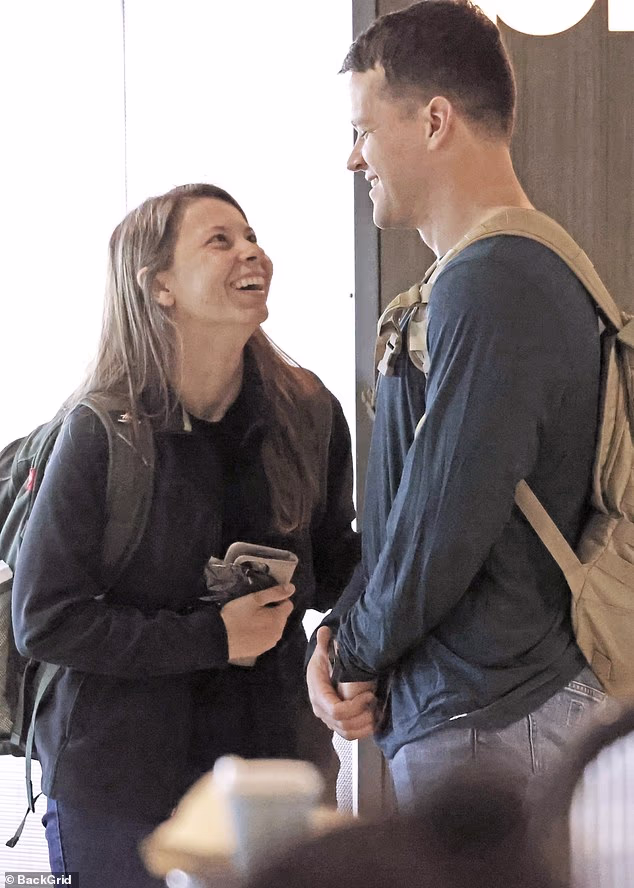 Chandler je uklopio opušteni izgled svoje supruge u tamnoplavoj košulji dugih rukava i trapericama, upotpunivši outfit kaki ruksakom prebačenim preko oba ramena