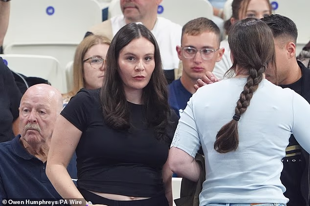 Holly - koja je trudna s prvim djetetom para - bacila je pogled na svoju rascvjetanu dječju kvrgu na utrci dok je nosila crnu majicu kratkih rukava i hlače