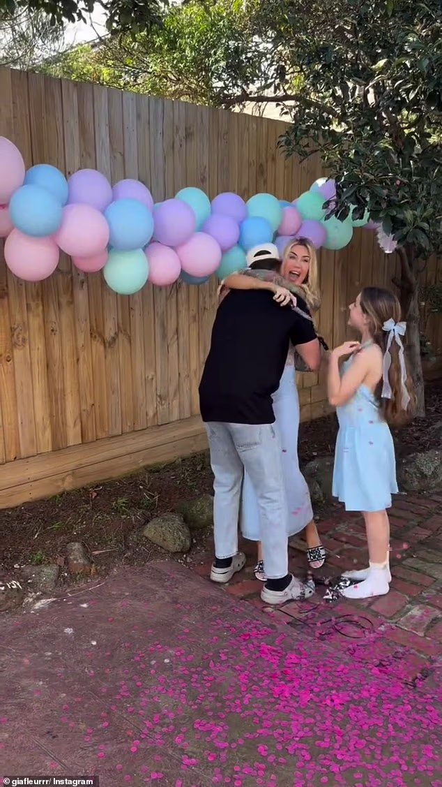 Ono što je počelo kao crno-bijeli trenutak ubrzo se pretvorilo u prasak boja kada je Gia pucnula preveliki balon koji je prsnuo u eksploziju ružičastih konfeta