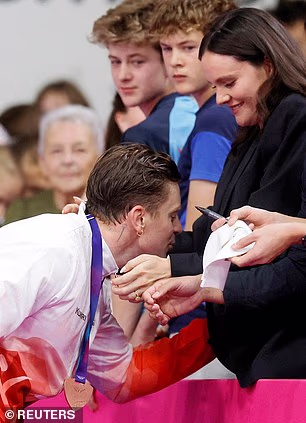 Ramsay-Peaty ljubi trbuh supruge Holly nakon finala na 100 metara