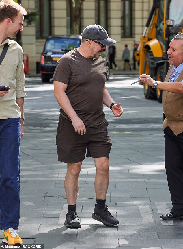 Svoj sportski off-duty look upotpunio je crnim tenisicama, sivom kapom i crnim sunčanim naočalama