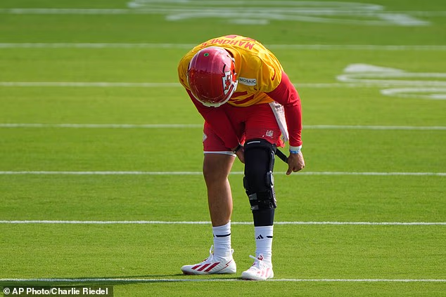 Mahomes je viđen kako nosi teški steznik na nozi tijekom trening kampova