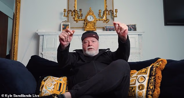 Sandilands (55) objasnio je da je ostao zatečen nakon što je primio poruku od svog dugogodišnjeg menadžera Bruna Boucheta u kojoj piše da mu tvrtka pokušava otkazati ugovor