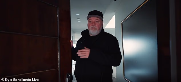 Epizoda je završila Sandilandsovim prisjećanjem čekanja na telefonski poziv koji će odlučiti hoće li se vratiti na radio za doručak ili će izgubiti sve