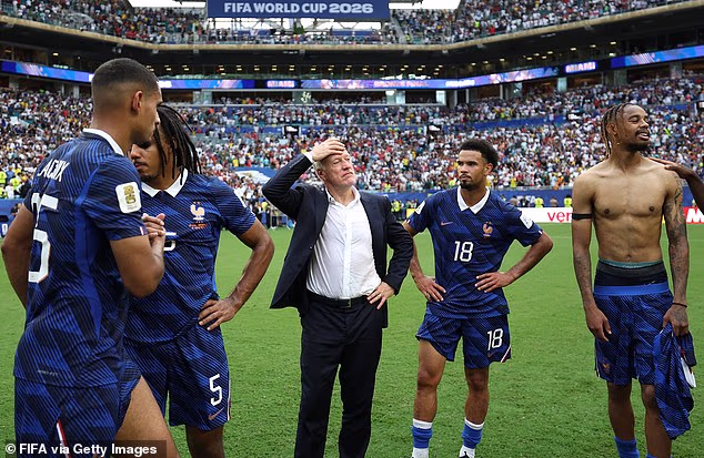 Zidane nasljeđuje Didiera Deschampsa (u sredini) koji je odustao na kraju Svjetskog prvenstva