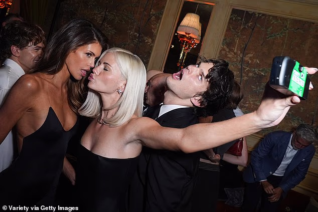 Skupina je laprdala sa svojim kolegama dok su oboje uživali dok je njihov kolega Hayes Warner snimao fotografije jednokratnom kamerom