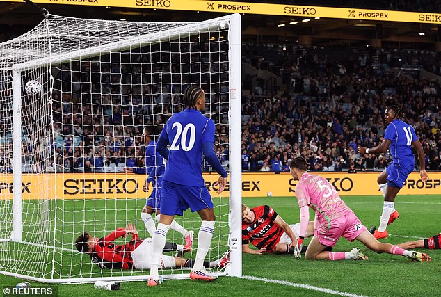Jamie Gittens (desno) puca kod trećeg gola Chelseaja u Sydneyu