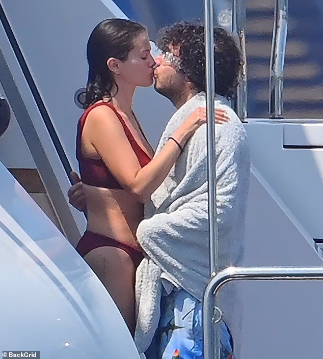 Selena Gomez i njezin suprug Benny Blanco u nedjelju su uživali u romantičnom danu na luksuznoj jahti uz obalu Francuske