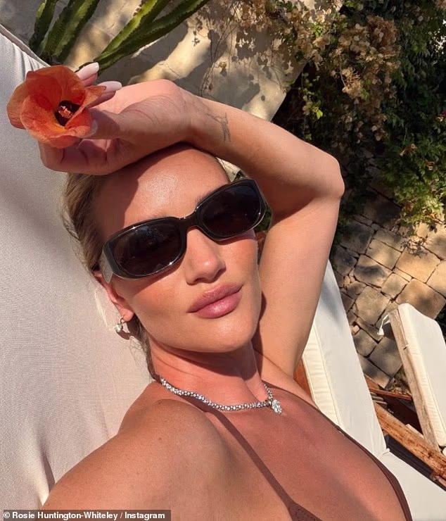 Rosie je izgledala ništa manje nego senzacionalno u smeđem bikiniju dok je snimala selfie u svojim elegantnim nijansama