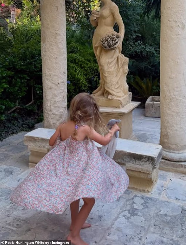 Na svom Instagramu u utorak je podijelila izbor fotografija s odmora i dala rijedak pogled na svoju preslatku kćer