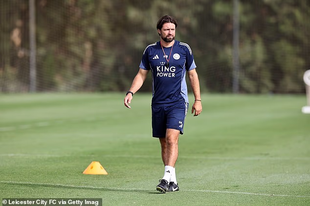 Novi trener Leicestera Russell Martin pojačao je ponudu svoje momčadi za napredovanje potpisivanjem lijevog beka Man Cityja Christiana McFarlanea
