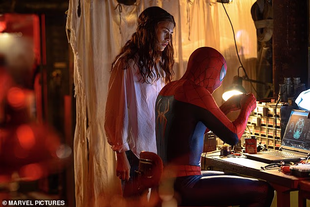 Novi film prati završetak filma Nema puta kući, u kojem je čarolija koju je bacio dr. Strange uzrokovala da svi u svijetu zaborave postojanje tajnog identiteta Spider-Mana, Petera Parkera