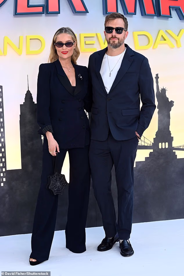 Laura Whitmore i njezin suprug Iain Stirling izgledali su pametno u svim crnim lookovima