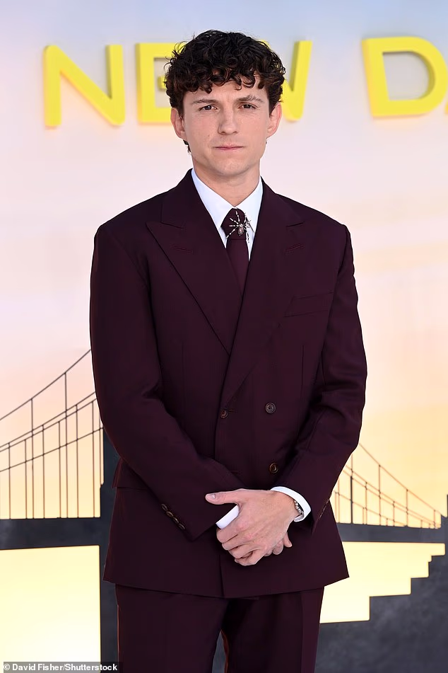 Tom se vraća u legendarno odijelo kao Peter Parker za najnoviji nastavak, preuzimajući ulogu legendarnog web-slingera koju je nekoć igrao Tobey Maguire
