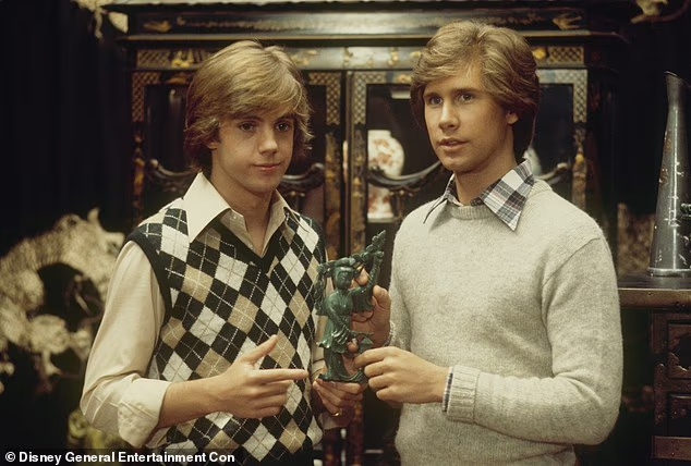 U isto vrijeme, bio je vodeći u udarnoj TV emisiji The Hardy Boys/Nancy Drew Mysteries, na kojoj je prikazan (lijevo) s Parkerom Stevensonom (desno)