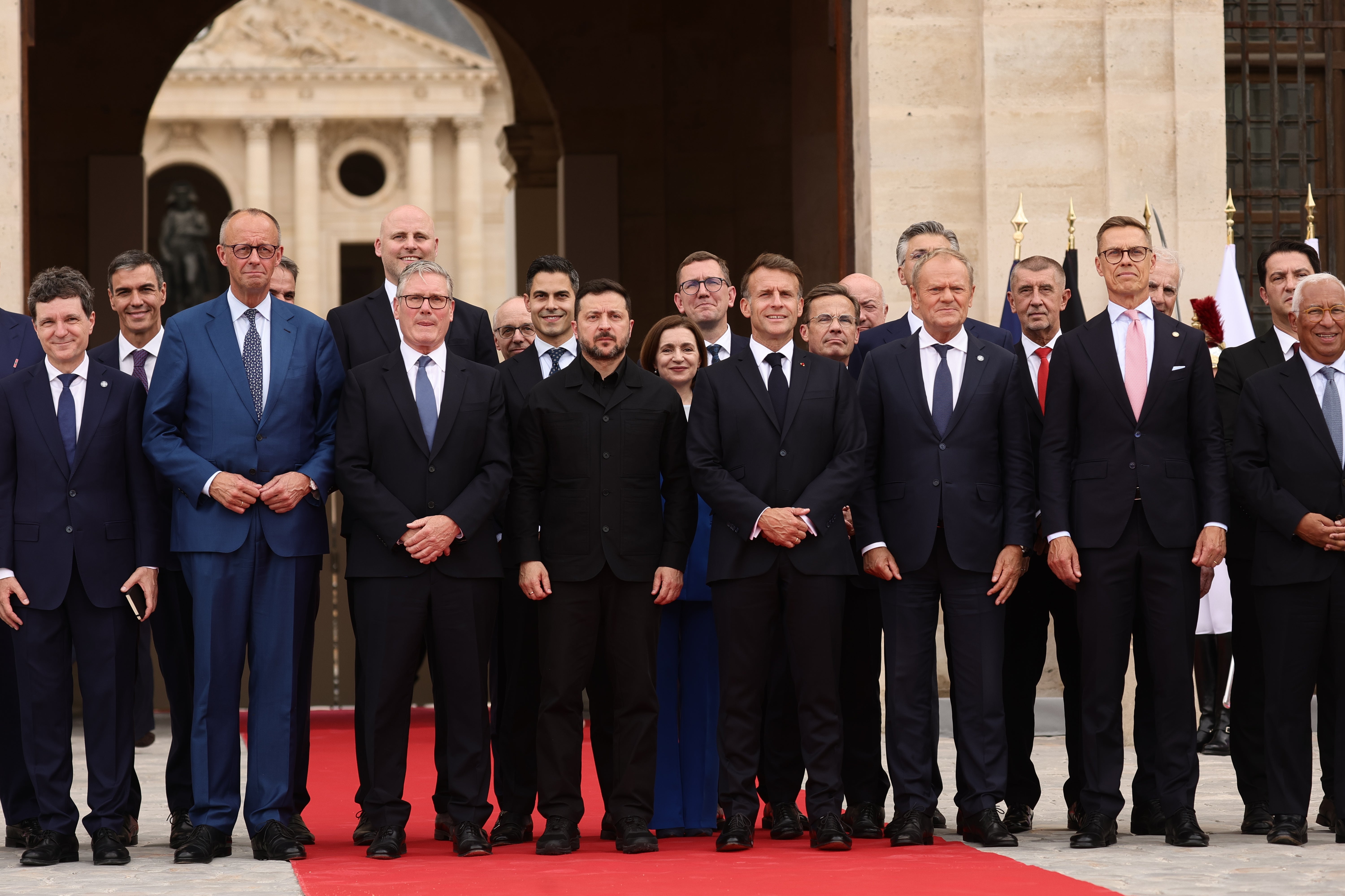Francuski predsjednik Emmanuel Macron, ukrajinski predsjednik Volodymyr Zelensky i Sir Keir Starmer s drugim svjetskim čelnicima u Parizu