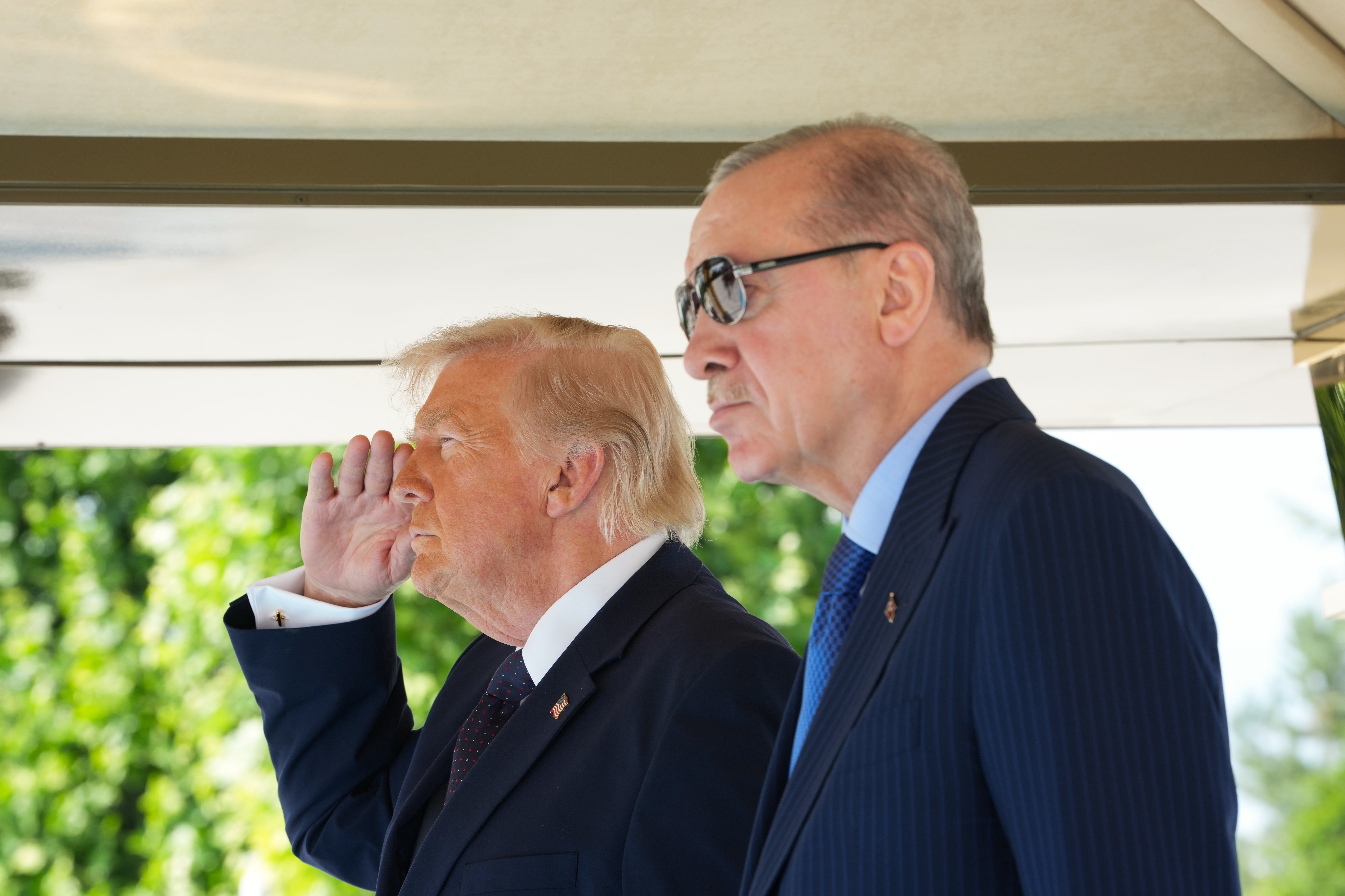 Predsjednik Donald Trump s turskim predsjednikom Recepom Tayyipom Erdoganom tijekom ceremonije dolaska u predsjednički kompleks Bestepe u Ankari, Turska, u utorak.