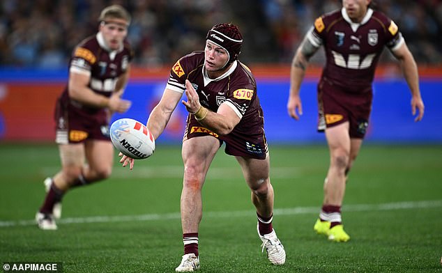 Harry Grant iz Maroonsa igra loptom tijekom State of Origin utakmice 2 između NSW Bluesa i Queensland Maroonsa na Melbourne Cricket Groundu u Melbourneu, srijeda, 17. lipnja 2026. (AAP Image/Joel Carrett) NEMA ARHIVIRANJA, UPOTREBA SAMO ZA UREDNIŠTVO