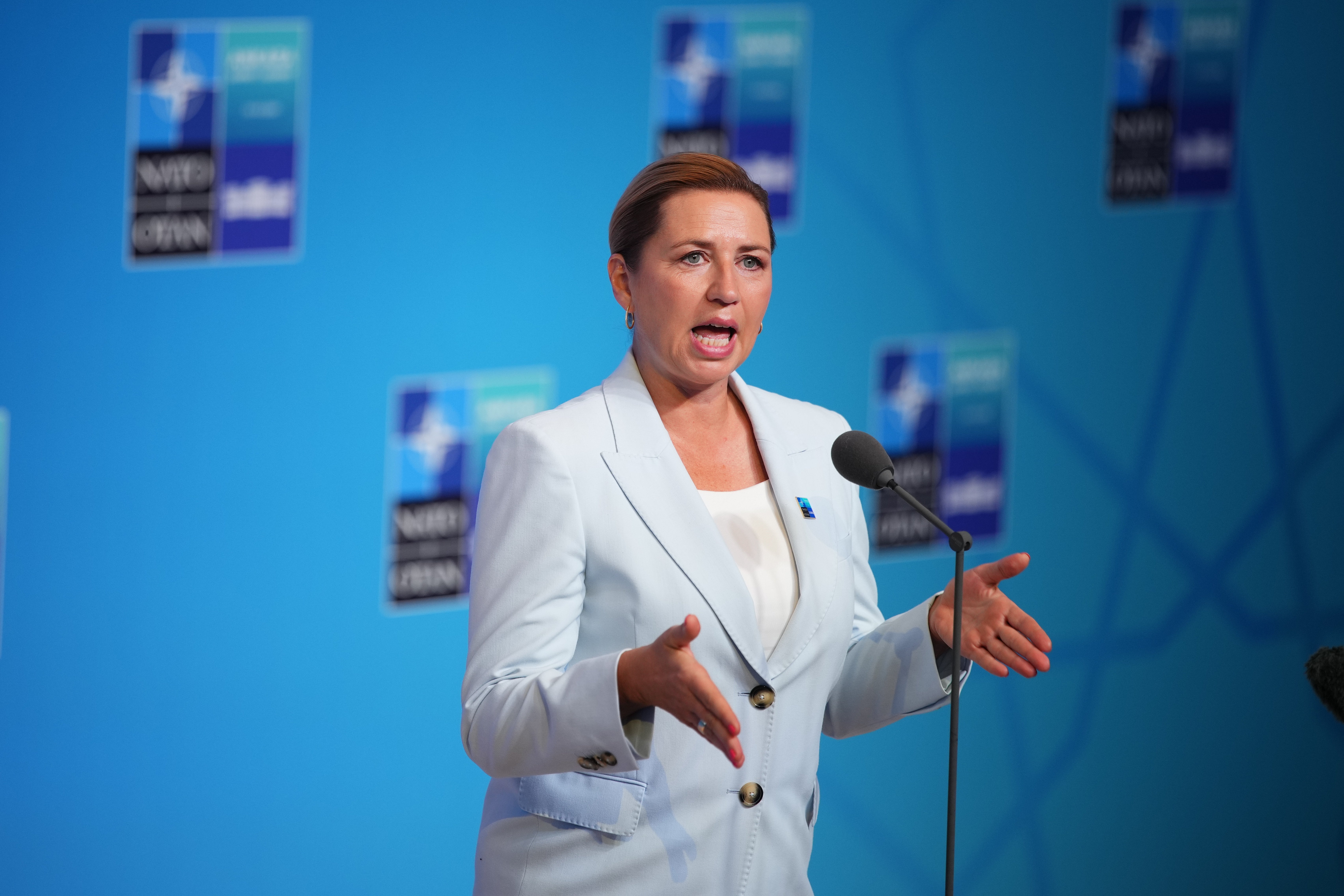 Danska premijerka Mette Frederiksen govori dok stiže na NATO summit u Ankari, Turska, u srijedu
