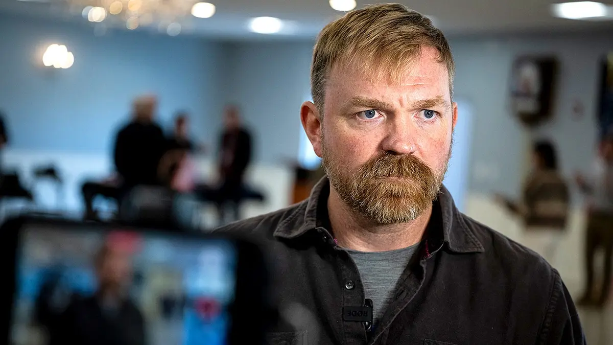 Graham Platner govori tijekom televizijskog intervjua u Portlandu.
