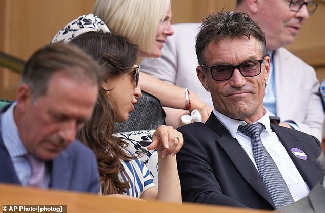 Bivši australski tenisač Pat Cash sjedi u kraljevskoj loži dok prisustvuje polufinalnim mečevima muškog singla na teniskom prvenstvu Wimbledon u Londonu, petak, 10. srpnja 2026. (AP Photo/{photog})