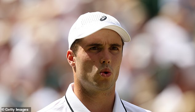 LONDON, ENGLESKA - 10. SRPNJA: Arthur Fery iz Velike Britanije reagira protiv Alexandera Zvereva iz Njemačke tijekom njihove polufinalne utakmice džentlmena u singlu dvanaestog dana Championships Wimbledona 2026. u All England Lawn Tennis and Croquet Clubu 10. srpnja 2026. u Londonu, Engleska. (Fotografija Matthew Stockman/Getty Images)
