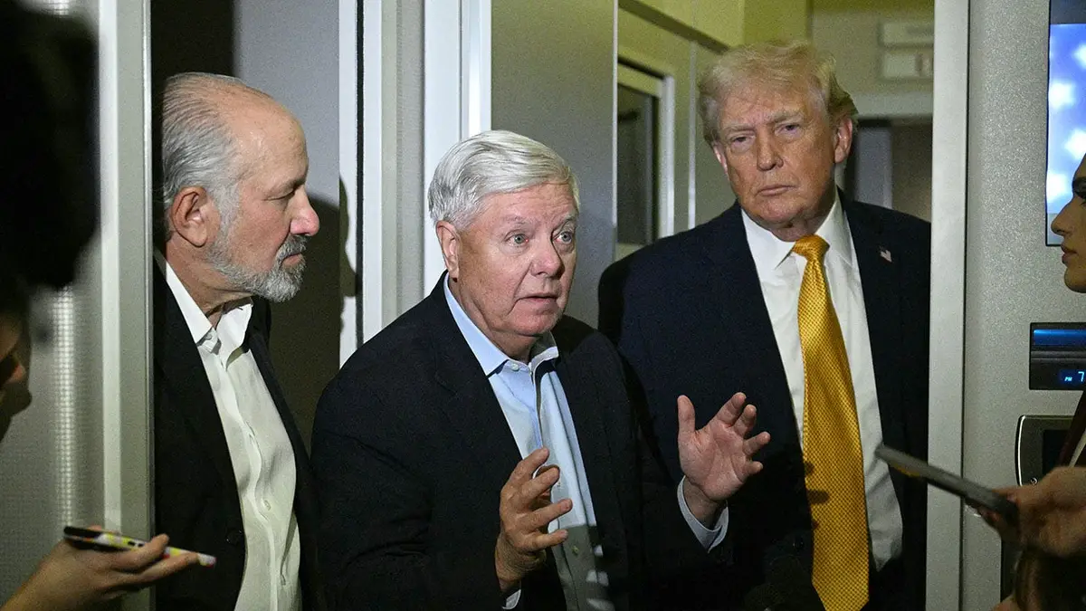 Lindsey Graham razgovara s novinarima u zrakoplovu Air Force One s Donaldom Trumpom i Howardom Lutnickom u blizini.