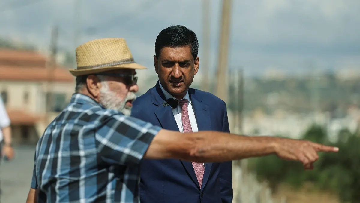Američki predstavnik Ro Khanna (D-CA) razgovara s palestinskim stanovnikom Turmus Ayya, u blizini Ramallaha, tijekom posjeta Zapadnoj obali pod izraelskom okupacijom, 9. srpnja 2026.