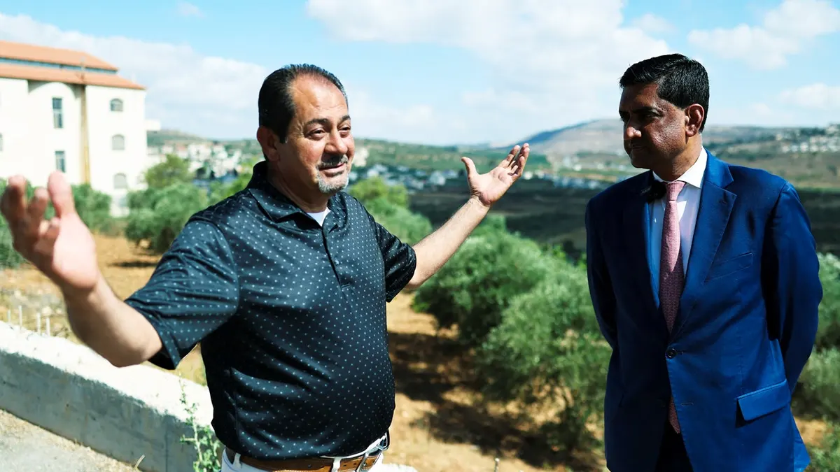 Američki predstavnik Ro Khanna (D-CA) razgovara s palestinskim stanovnikom Turmus Ayya, u blizini Ramallaha, tijekom posjeta Zapadnoj obali pod izraelskom okupacijom, 9. srpnja 2026.