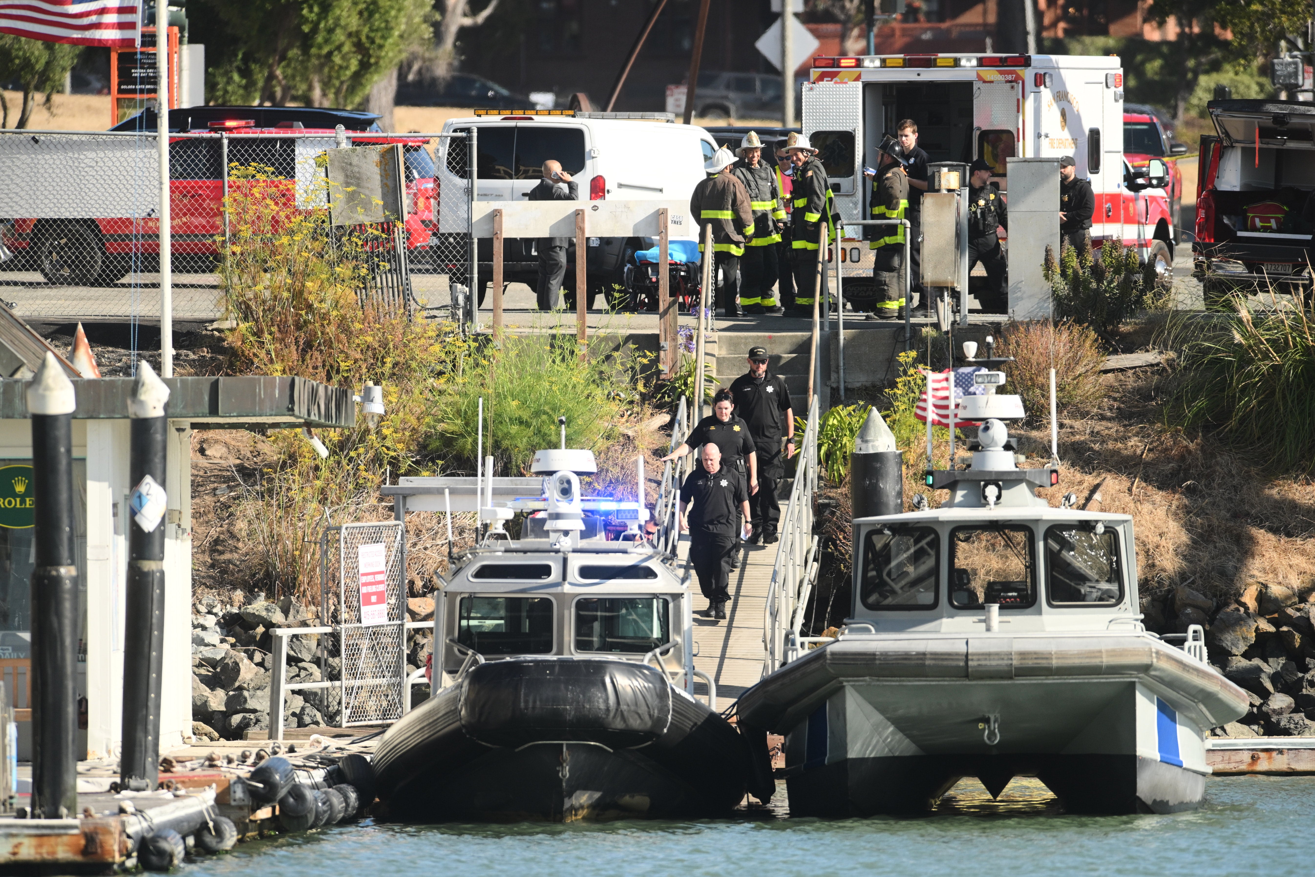 Jedna je osoba navodno mrtva, a dvije su nestale nakon što je pontonski čamac s 19 ljudi potonuo u utorak u blizini otoka Alcatraz u zaljevu San Francisca