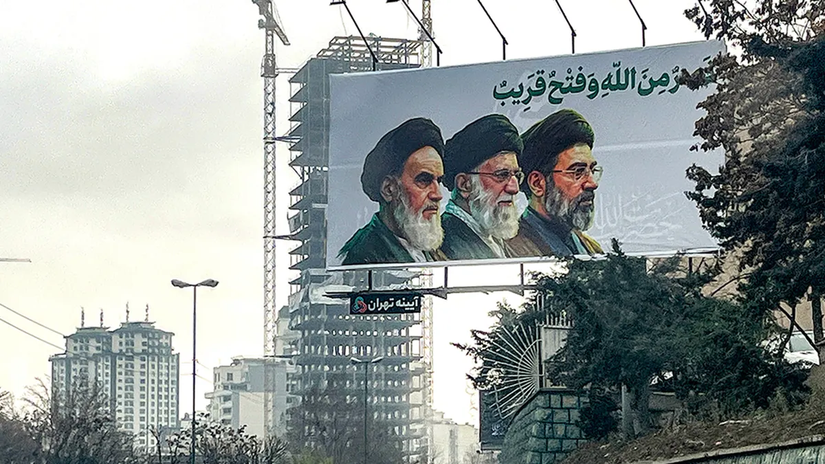Billboard prikazuje trojicu iranskih vrhovnih vođa.