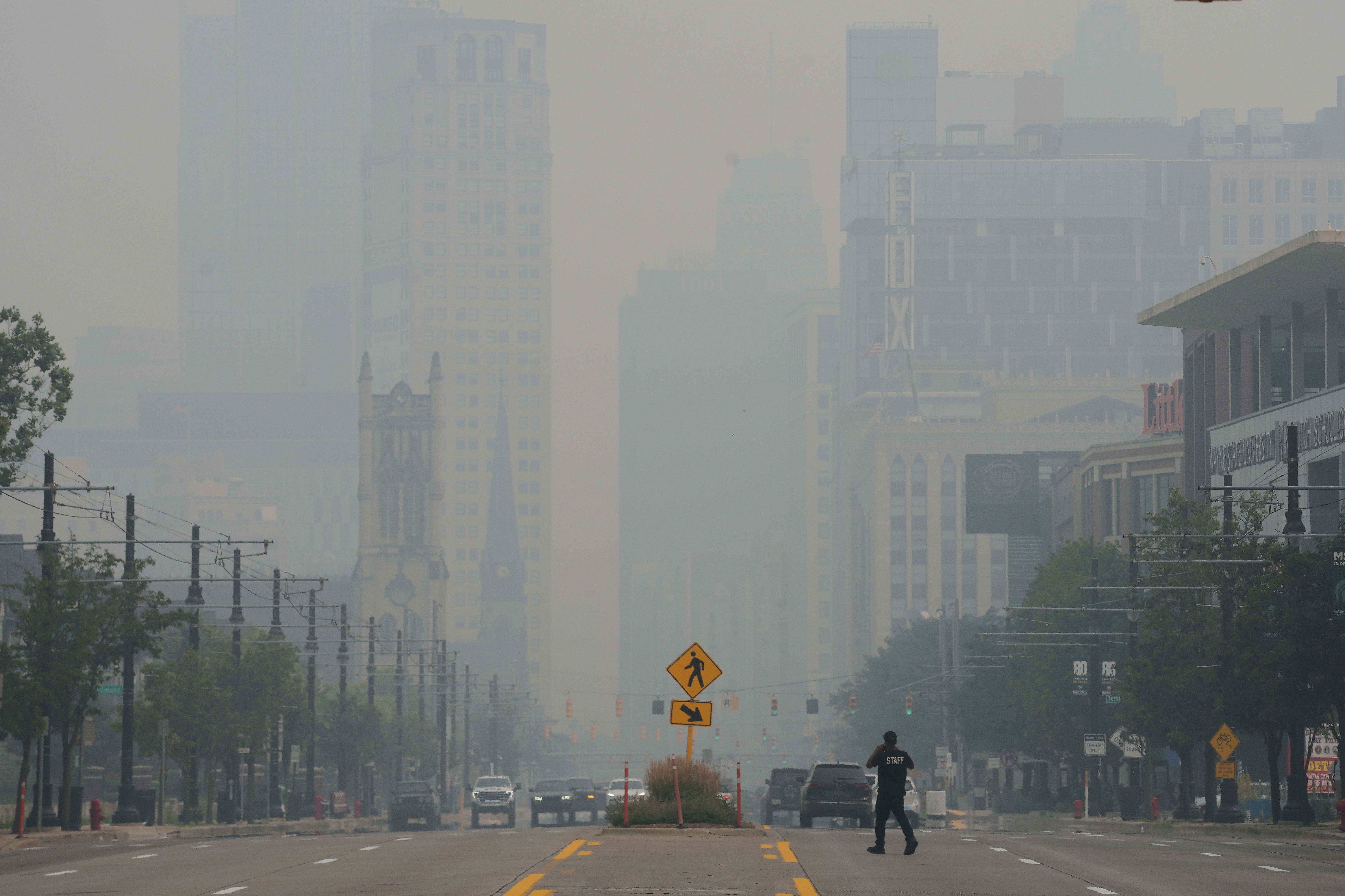 Pješak prelazi ulicu dok je panorama grada Detroita zaklonjena tijekom loše kvalitete zraka zbog dima izazvanog kanadskim požarima u četvrtak, 16. srpnja 2026., u Detroitu. Skupina zastupnika iz Michigana poslala je pismo kanadskoj vladi zahtijevajući od nje da učini više u rješavanju šumskih požara i dima koji proizvode