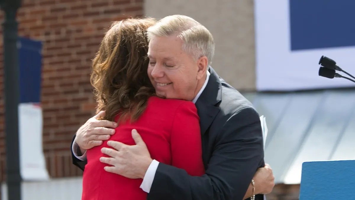 Američki senator Lindsey Graham (R-SC) grli svoju sestru Darline Graham Nordone na pozornici dok najavljuje svoju kandidaturu za predsjednika Sjedinjenih Država tijekom događaja na otvorenom za pristaše 1. lipnja 2015. u Centralu, Južna Karolina.