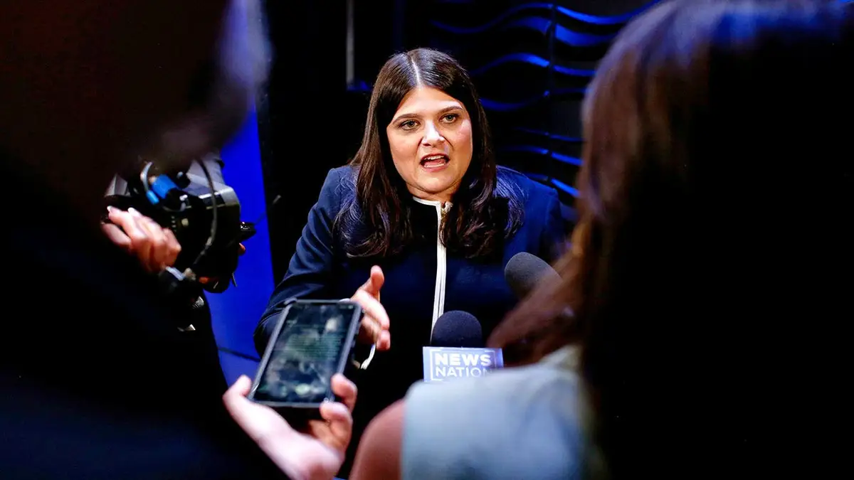 Zastupnica Haley Stevens gestikulira dok razgovara s novinarima