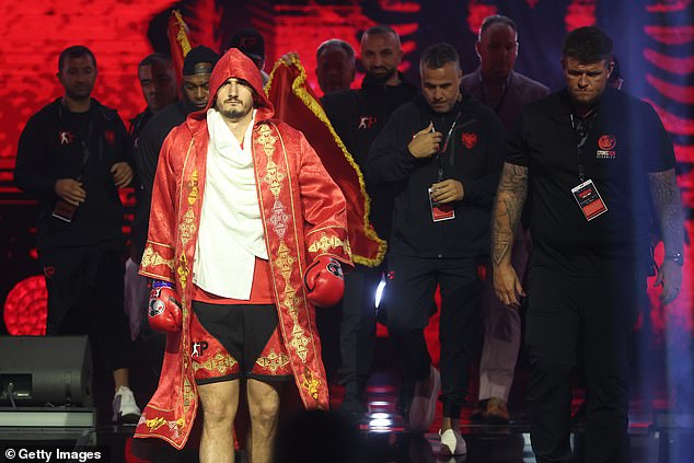 JEDDAH, SAUDIJSKA ARABIJA - 25. SRPNJA: Kristian Prenga izlazi prije natjecateljske borbe u teškoj kategoriji između Anthonyja Joshue i Kristiana Prenge u večeri borbe Anthony Joshua protiv Kristian Prenga: The Comeback u Jeddah Superdomeu 25. srpnja 2026. u Jeddahu, Saudijska Arabija. (Fotografija Richarda Pelhama/Getty Images)