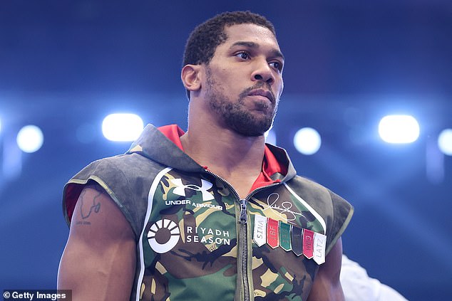 JEDDAH, SAUDIJSKA ARABIJA - 25. SRPNJA: Anthony Joshua izlazi prije natjecateljske borbe u teškoj kategoriji između Anthonyja Joshue i Kristiana Prenge u večeri borbe Anthony Joshua protiv Kristian Prenga: The Comeback u Jeddah Superdomeu 25. srpnja 2026. u Jeddahu, Saudijska Arabija. (Fotografija Richarda Pelhama/Getty Images)