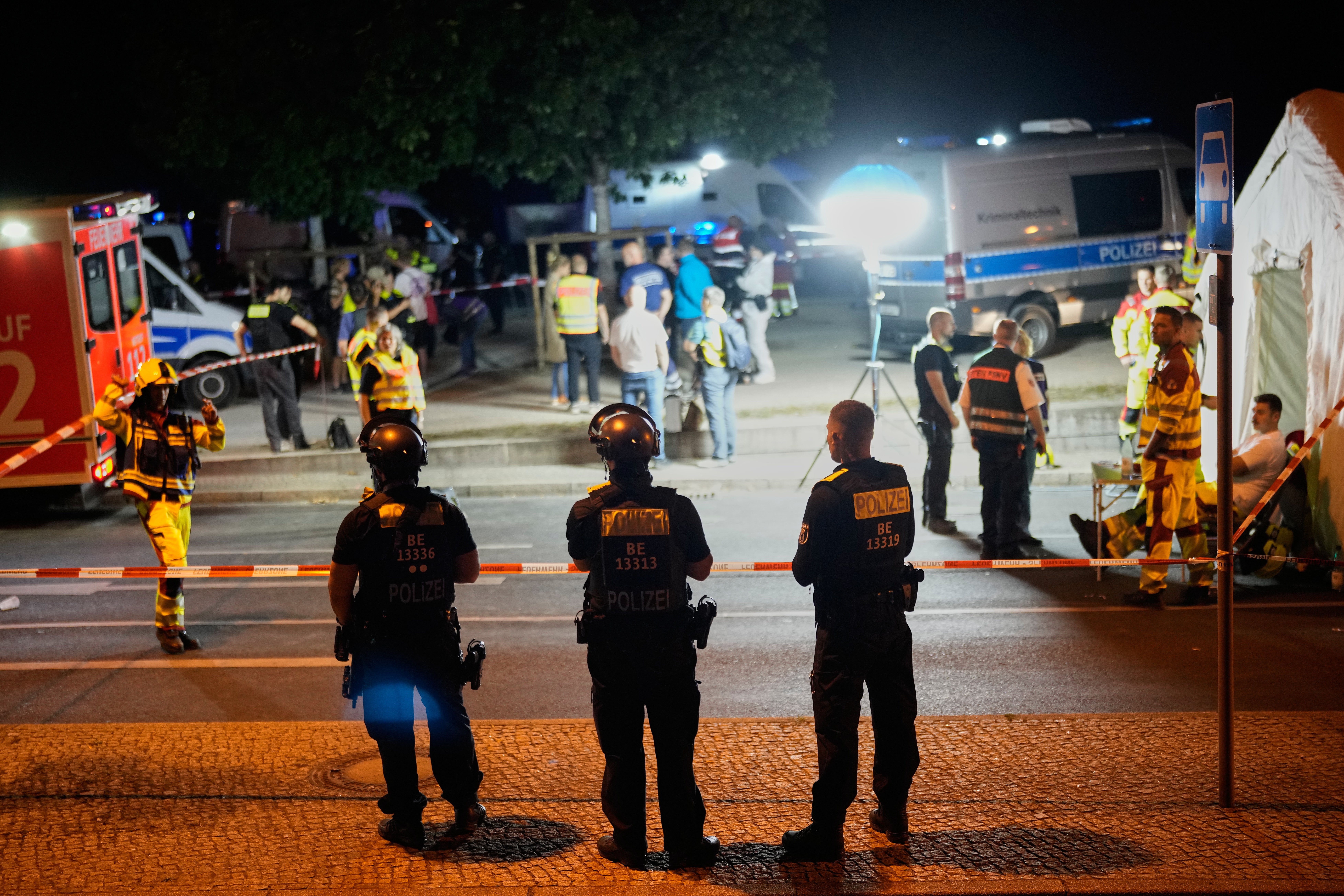 Osoblje hitne pomoći i policija okupili su se u Berlinu, rano u nedjelju, 26. srpnja 2026