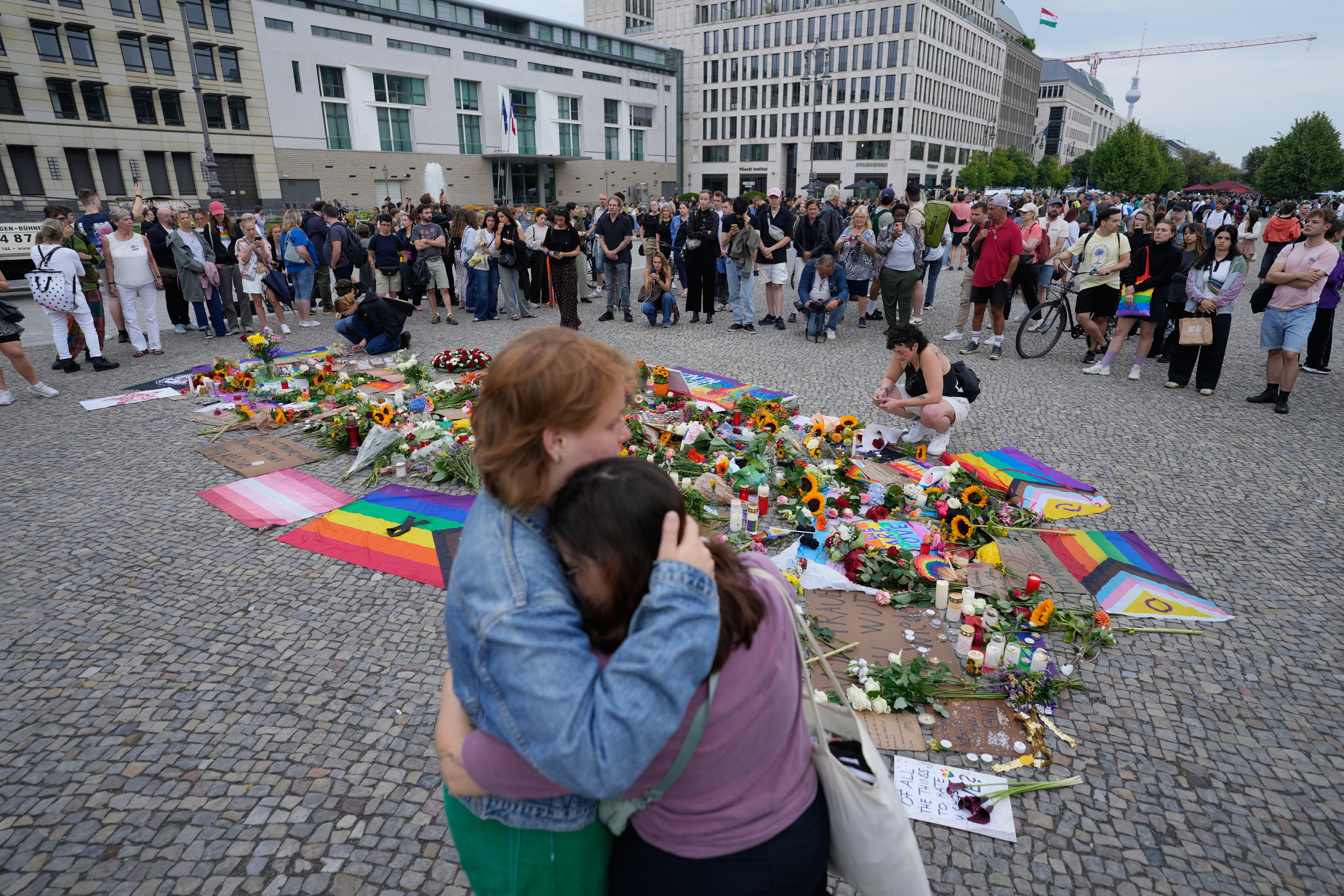 Uništena gomila okupila se kod Brandenburških vrata u Berlinu na demonstracijama podrške LGBTQ+ zajednici