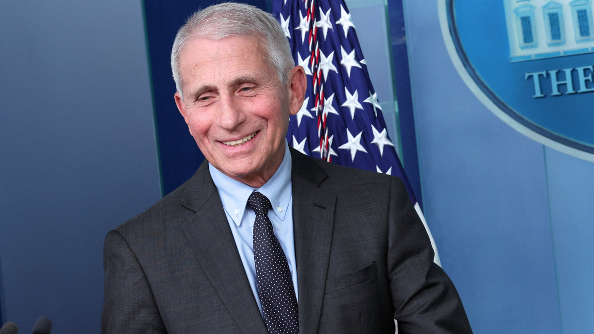 Dr. Anthony Fauci, glavni medicinski savjetnik Bijele kuće, govori tijekom brifinga o COVID-19 u Bijeloj kući 22. studenog 2022. u Washingtonu.