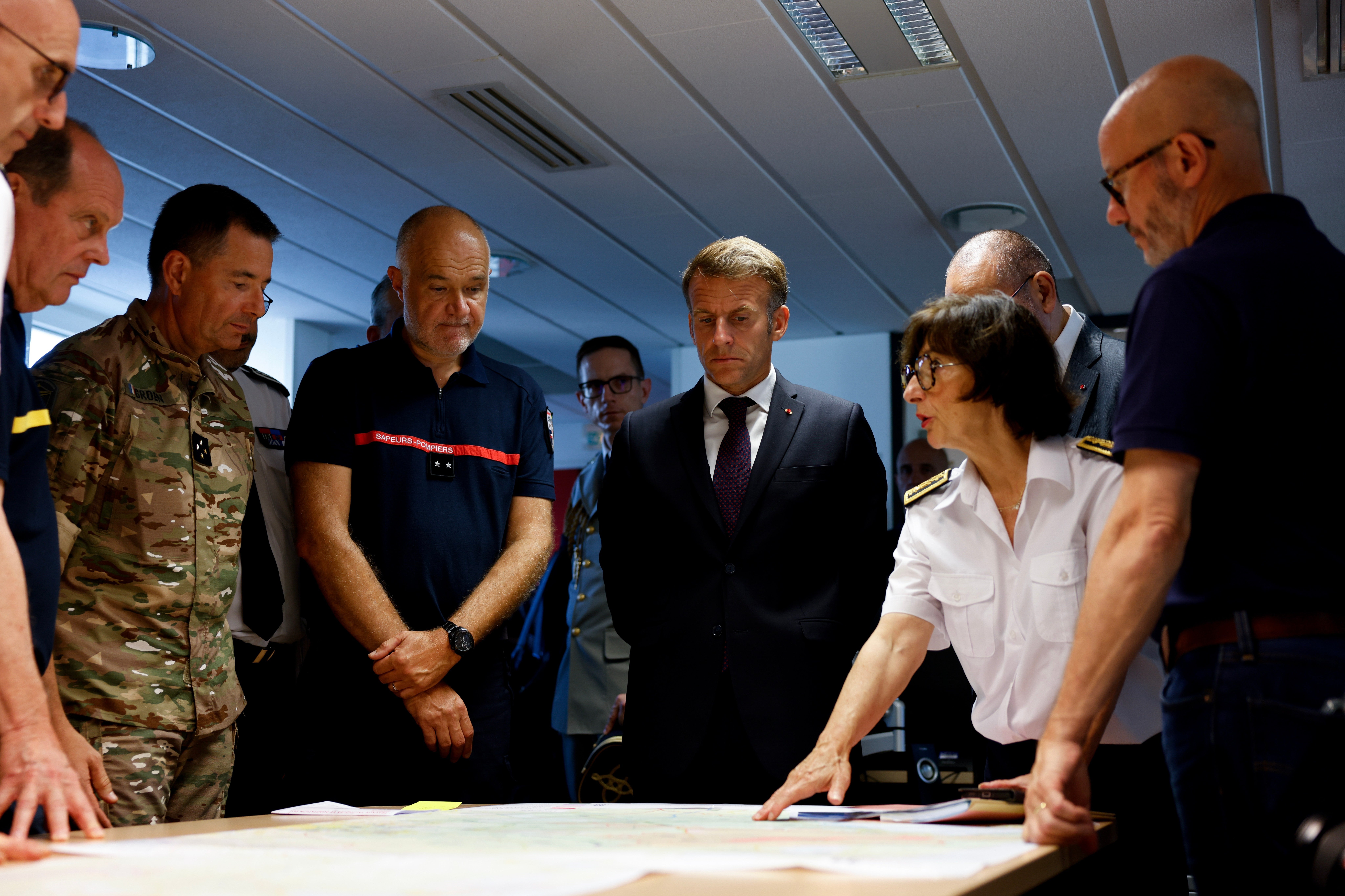 Emmanuel Macron tijekom brifinga o situaciji u kriznoj sobi u operativnom centru za vatrogastvo i spašavanje u Bordeauxu u ponedjeljak