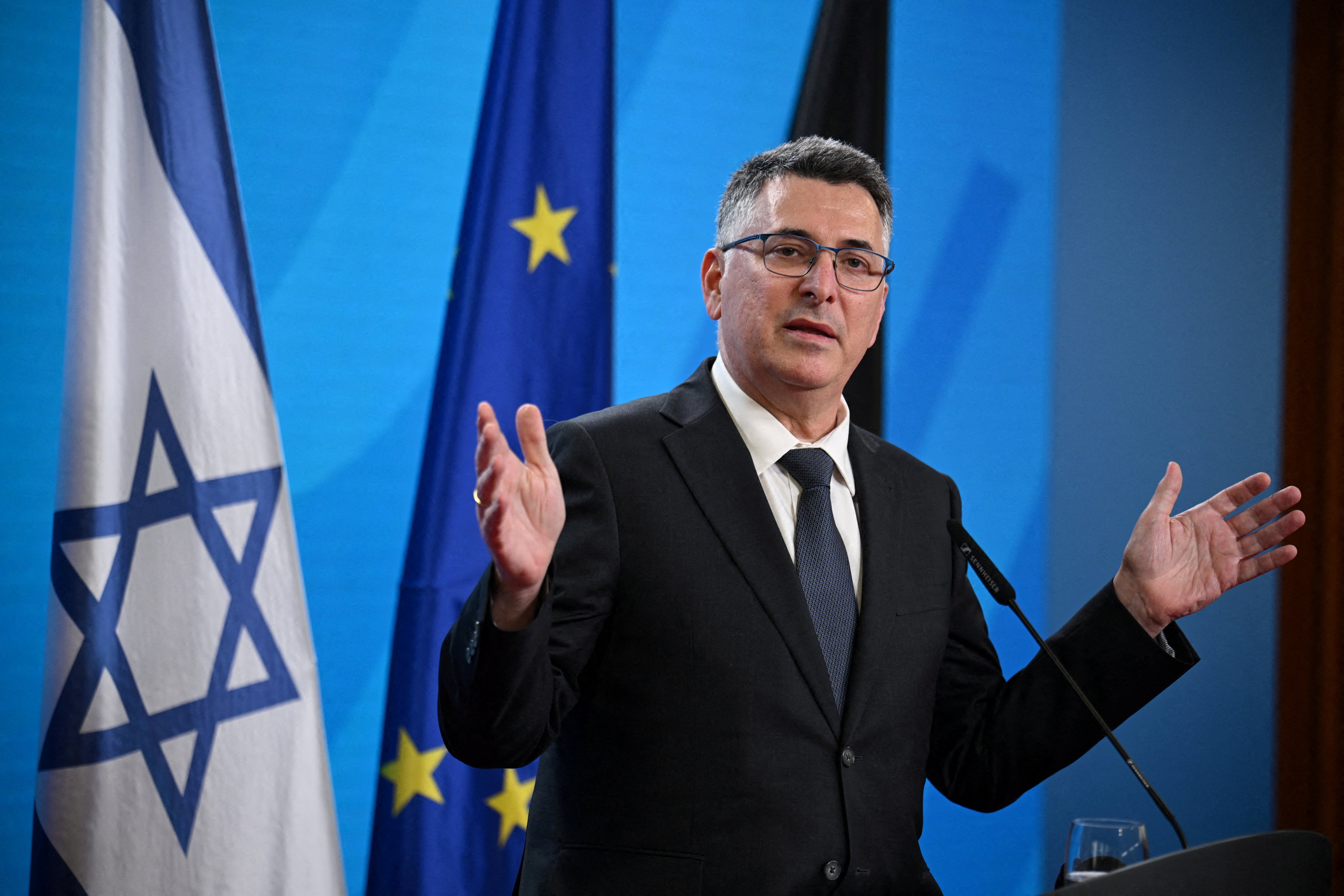 Izraelski ministar vanjskih poslova Gideon Saar odbacio je taj potez rekavši da je osmišljen kako bi se izbjeglo razoružanje